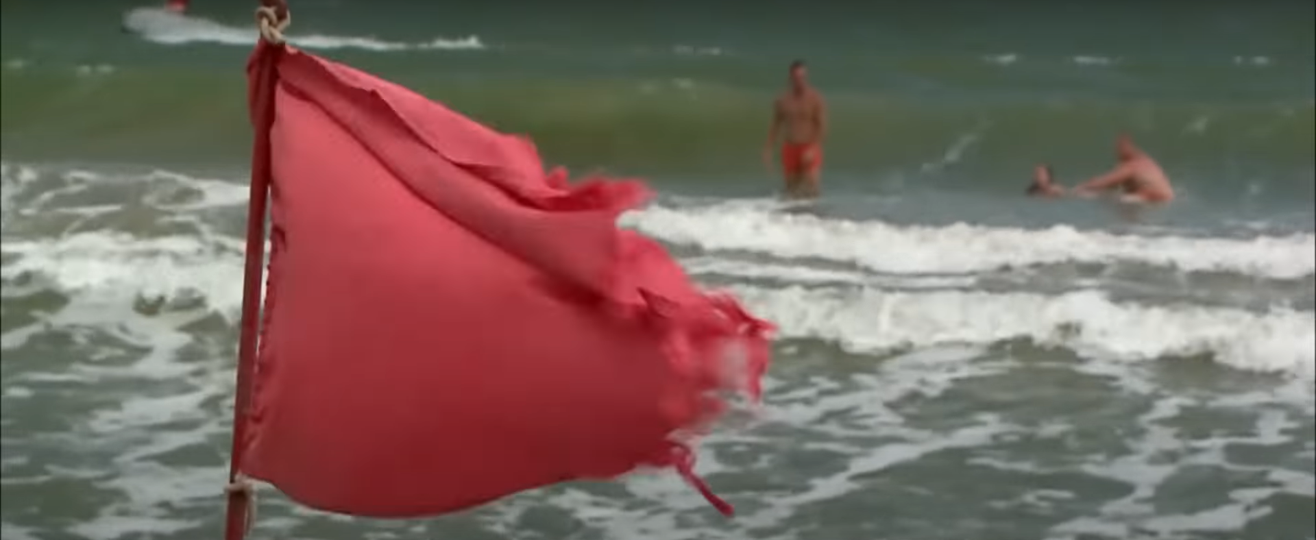 Steagul roșu, arborat pe litoralul românesc. Turiștii ignoră avertismentele salvamarilor