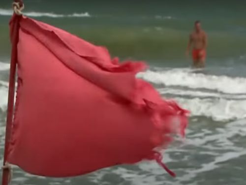 Steagul roșu, arborat pe litoralul românesc. Turiștii ignoră avertismentele salvamarilor