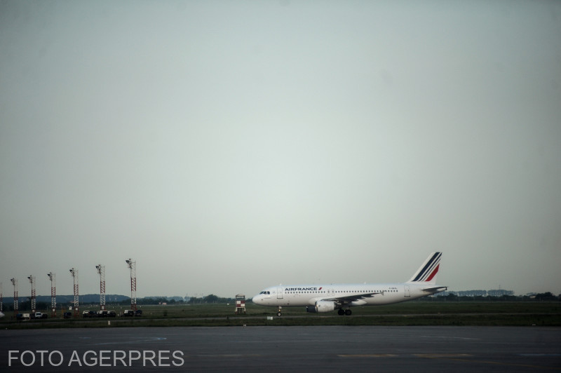 Avion întors după 10 minute pe Aeroportul Otopeni. Piloții au trebuit să oprească de urgență cursa