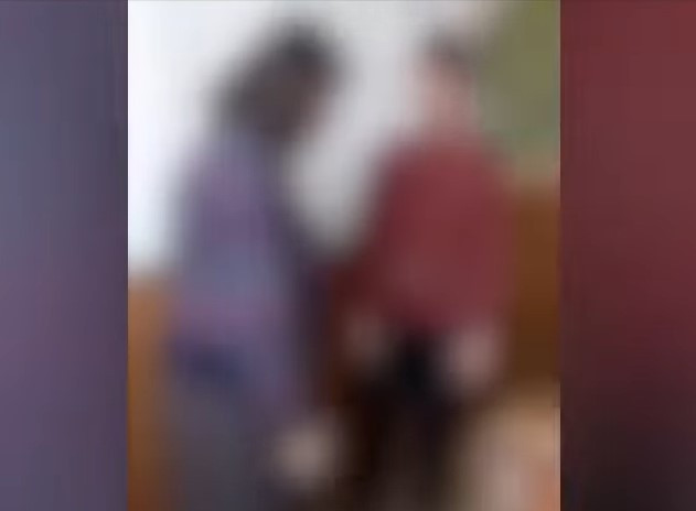 Caz revoltător într-o școală din Dolj: elev de clasa a 7-a, bătut și umilit la ore de directoarea instituției. Un alt copil a înregistrat momentul