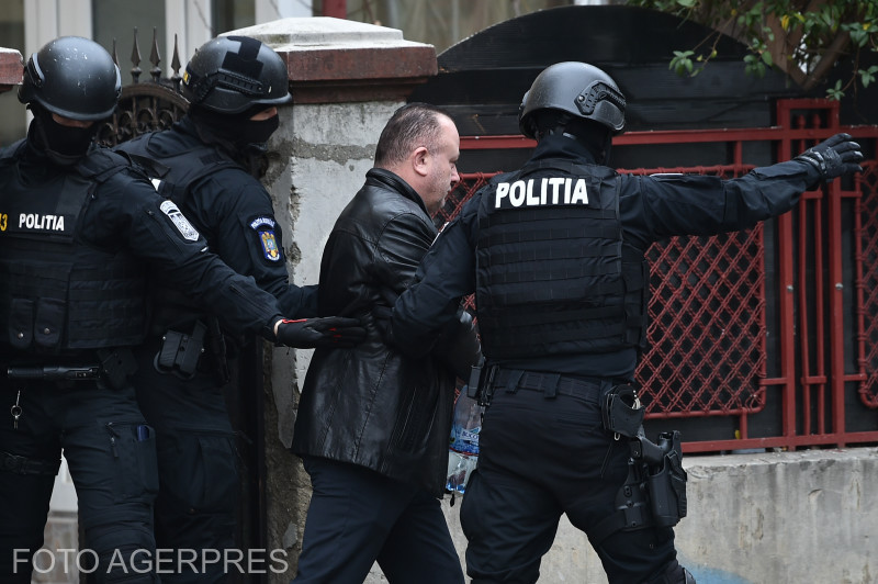 Cine este politicianul care s-a bariadat 10 ore în casă cu 3 arme. A fost urmărit de lunetiști și scos de mascați
