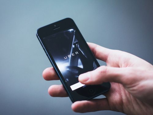 Uber se confruntă cu provocări legislative și compensații costisitoare