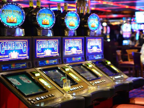 Statul vrea taxe mai mari și reguli mai dure pentru sălile de pariuri, jocuri de noroc și păcănele. Lista completă a noilor taxe