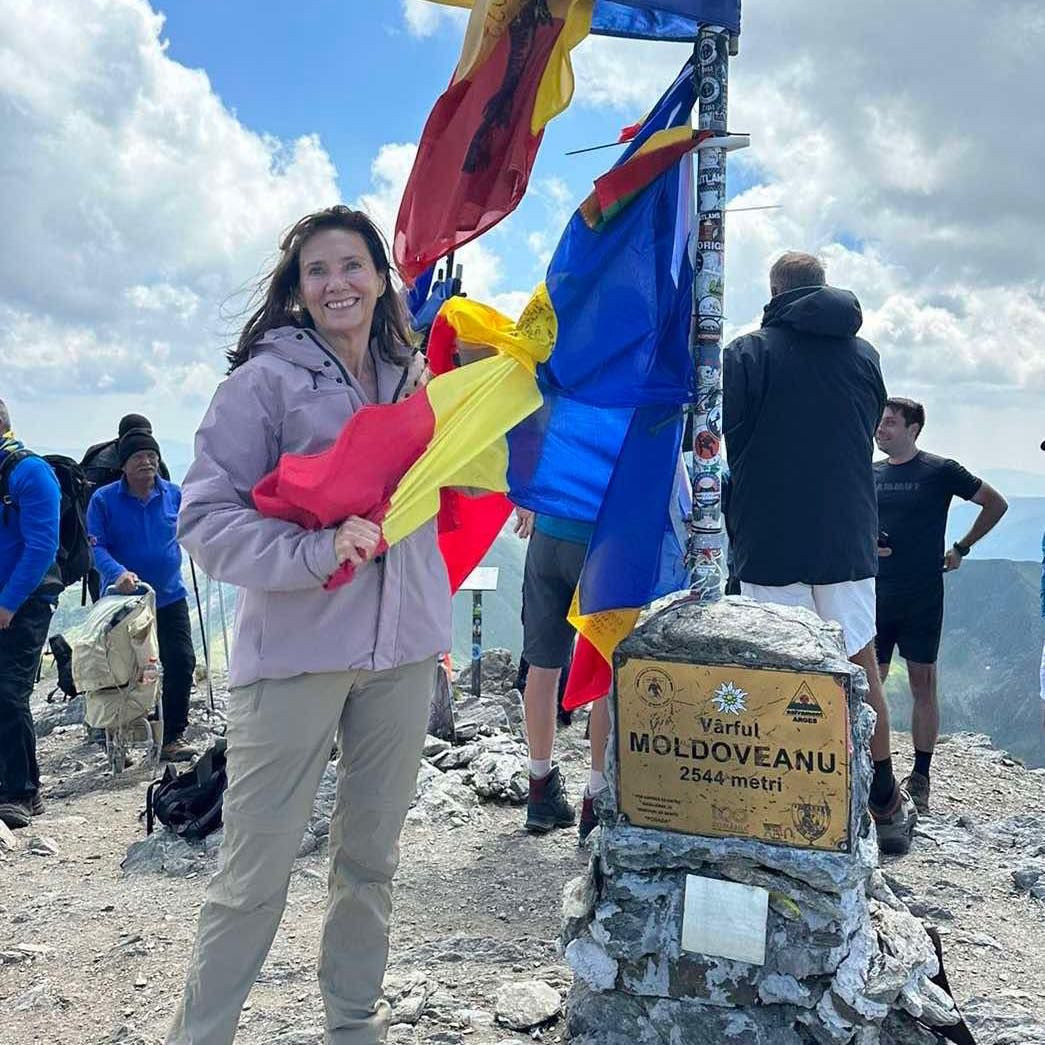 Cât costă geaca purtată de Klaus Iohannis în drumeția pe vârful Moldoveanu. Mulți români nu și-o permit