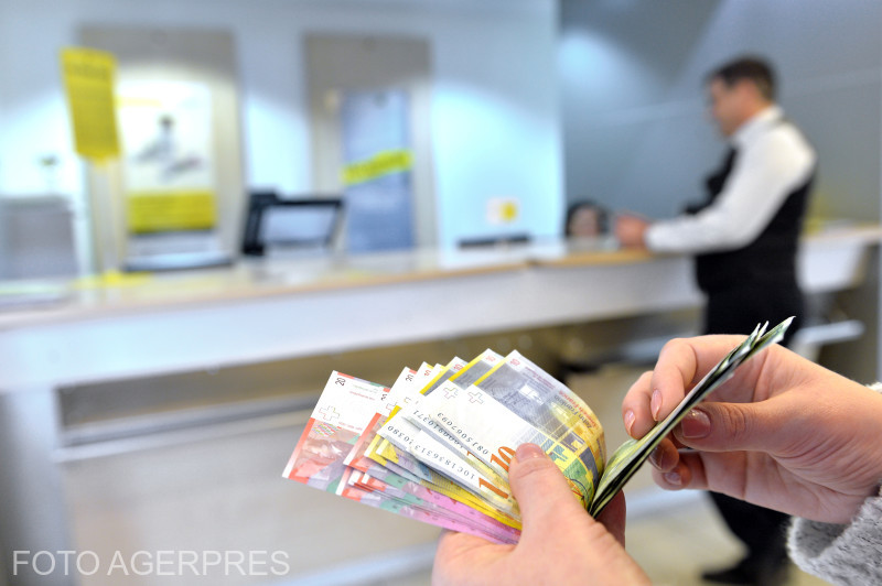 Schimbare majoră a băncilor din România. Atunci când vindem sau cumpărăm euro sau dolari, pierdem și câteva sute bune de lei