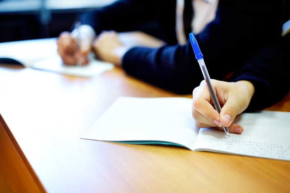 Simulare Bacalaureat 2023. Elevii claselor a XII-a susțin astăzi proba la materia obligatorie a profilului. Subiectele, disponibile după finisarea examenului