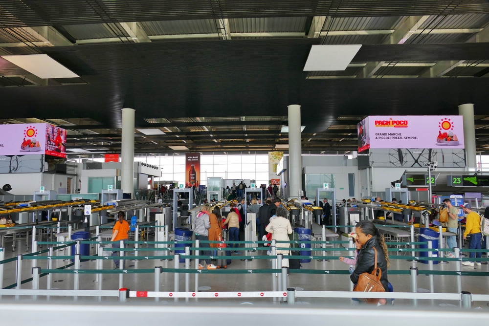 Alerte cu bombă în șase aeroporturi din Franța. Autoritățile din UE se află în alertă