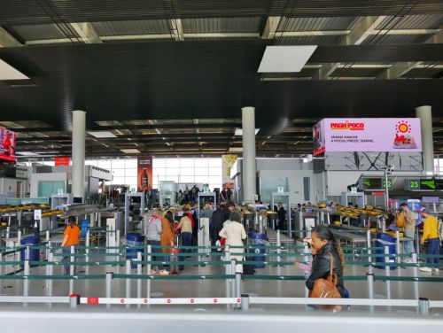 Alerte cu bombă în șase aeroporturi din Franța. Autoritățile din UE se află în alertă
